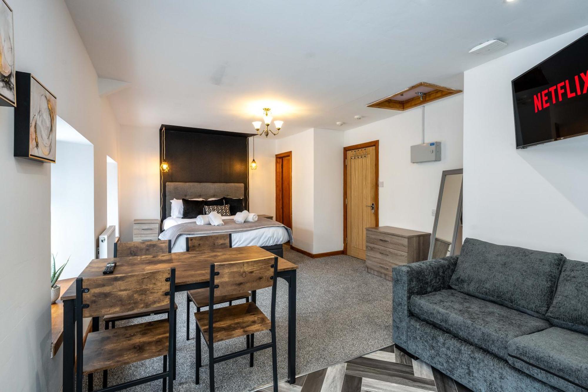 The New Lodge Pontardawe Экстерьер фото